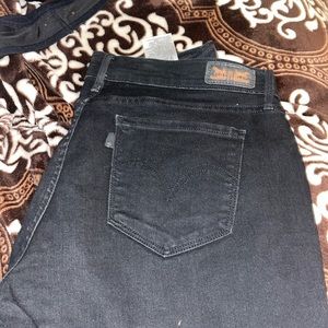 Black Levi’s straight leg